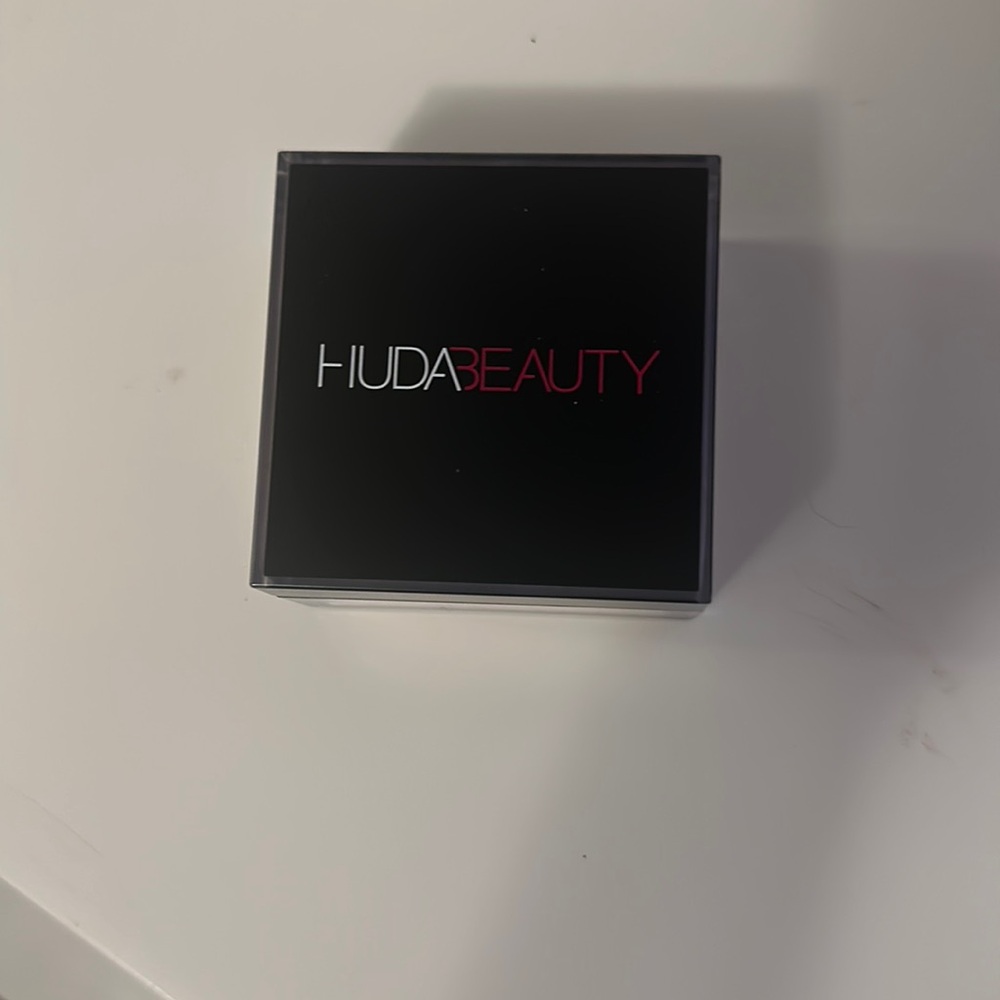 Huda Beauty loose setting powder